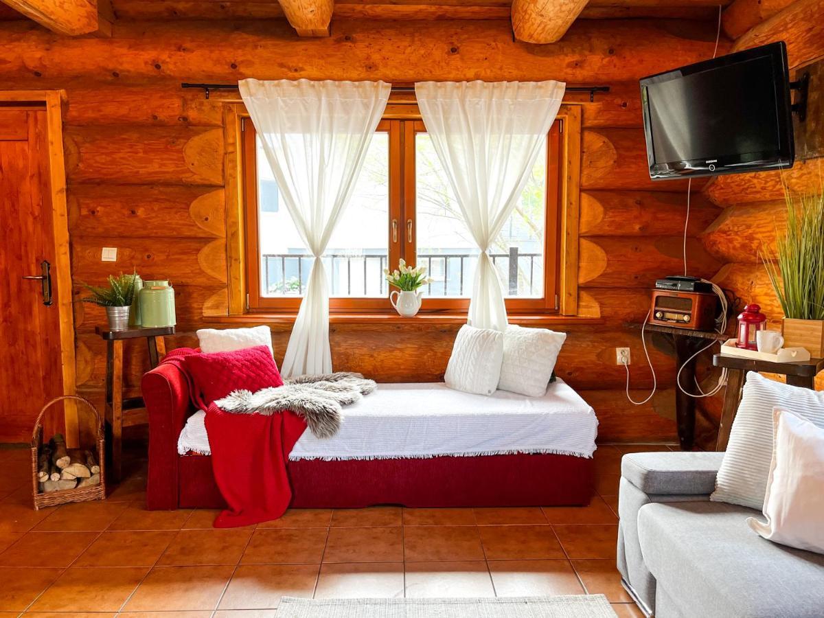 Medved, Vlk, Liska Zrubova Rozpravka Nad Rybnikom Chalet Kostolna Ves
