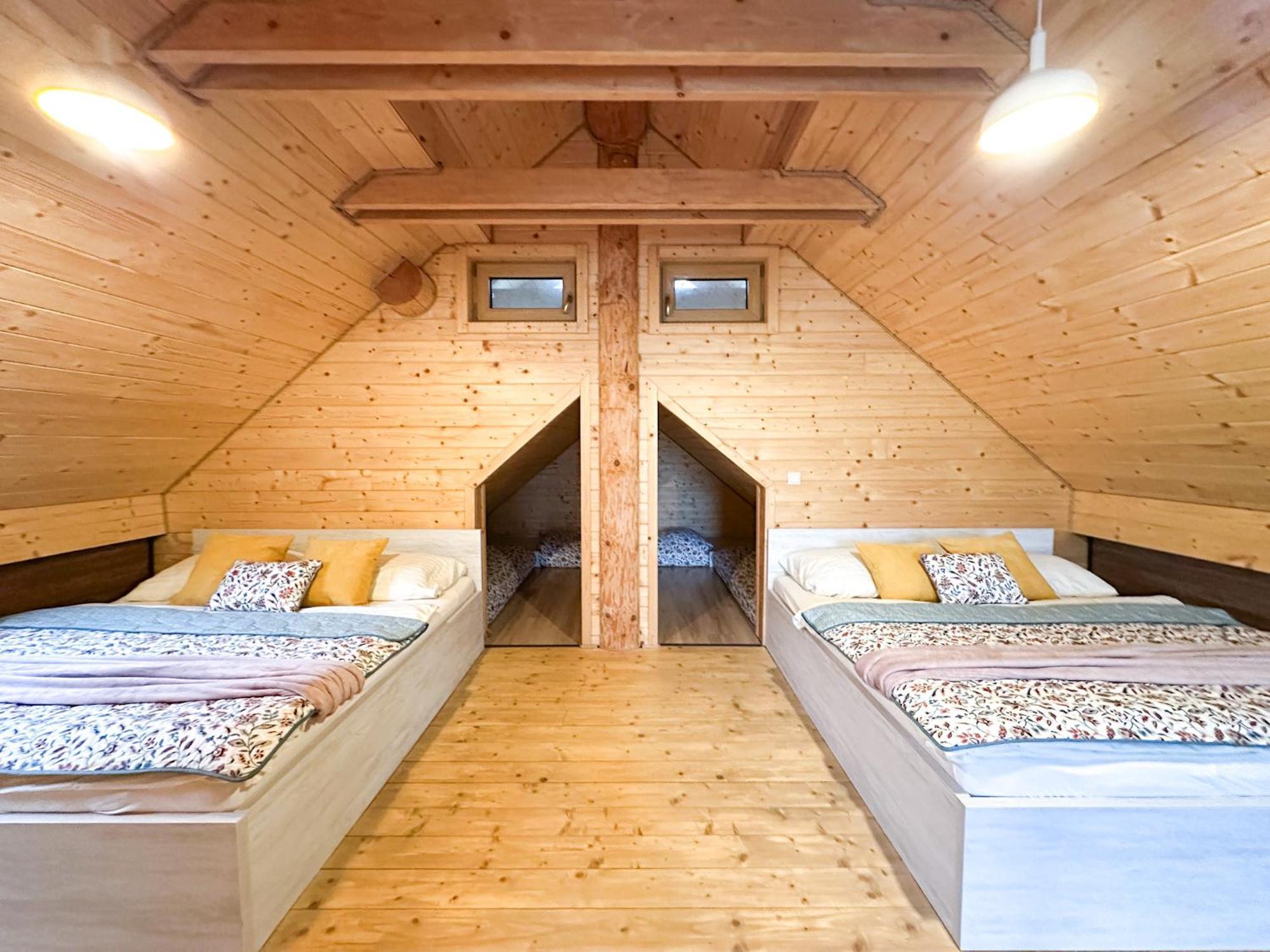 Medved, Vlk, Liska Zrubova Rozpravka Nad Rybnikom Chalet Kostolna Ves