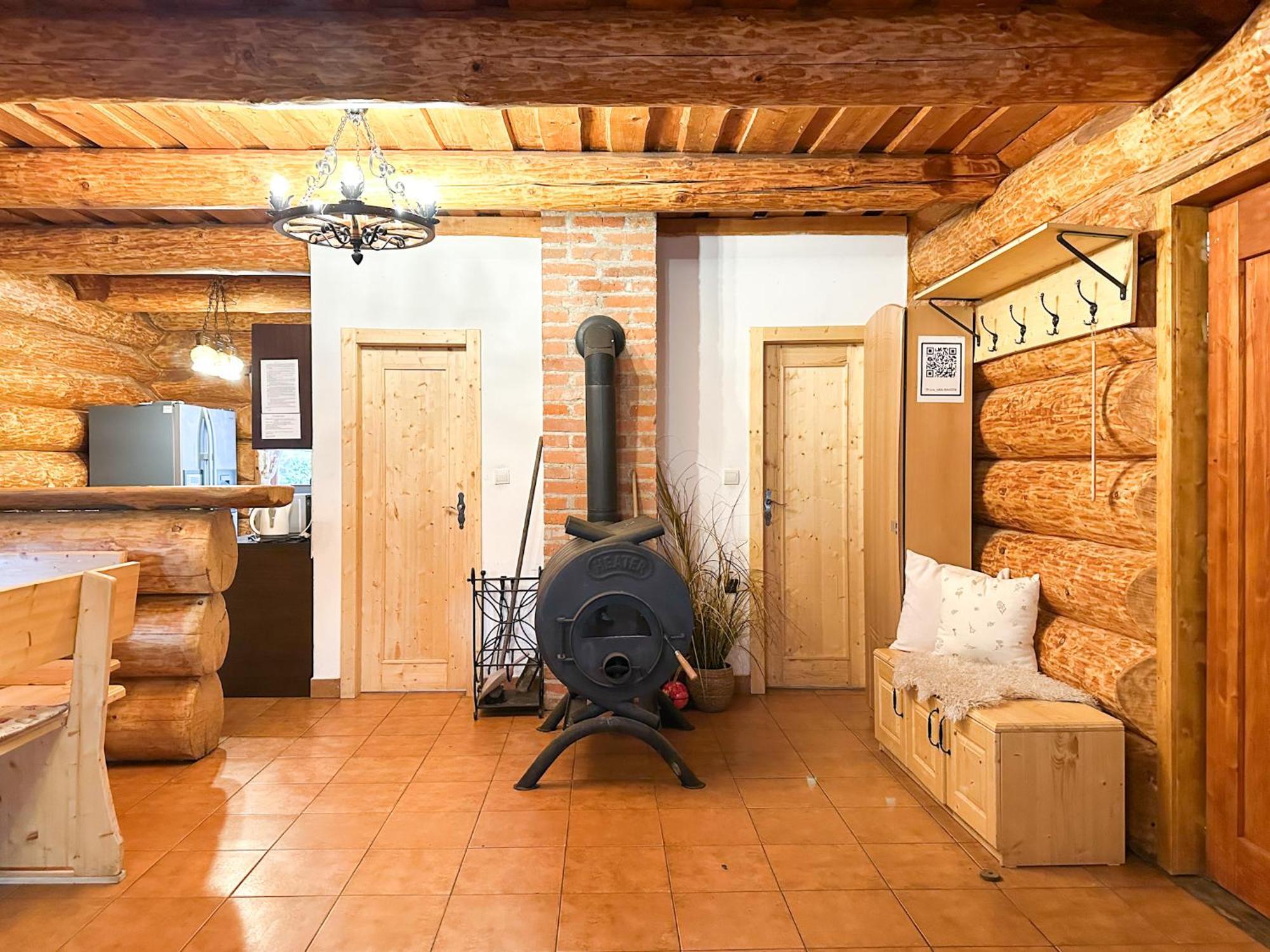 Medved, Vlk, Liska Zrubova Rozpravka Nad Rybnikom Chalet Kostolna Ves